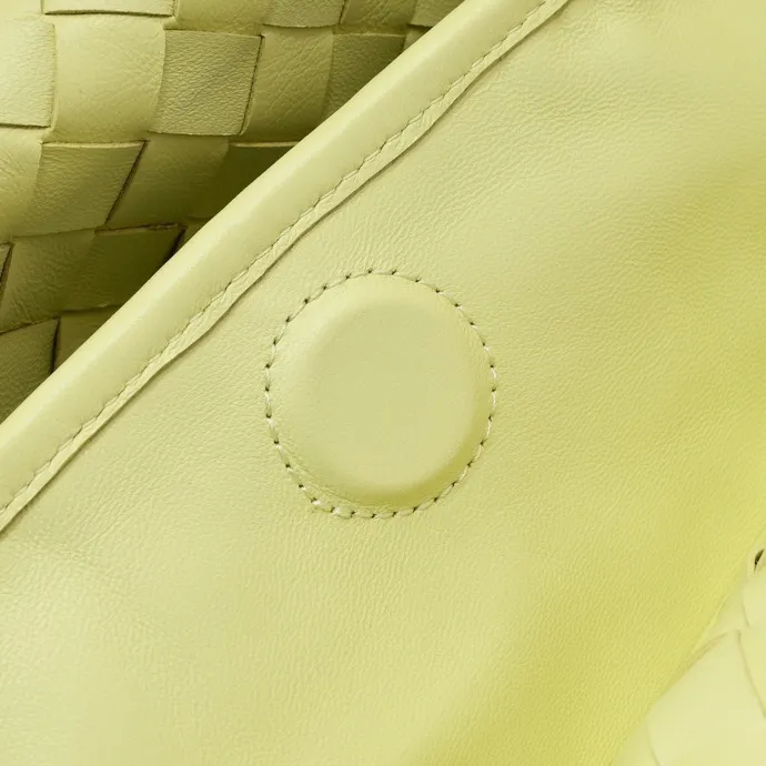 Batch 2160 #Bv New large HOP bag, the bag body and handles are made of a whole piece of woven leather. The bag body is soft and lazy. Hop symbolizes the praise of innovation and eternal craftsmanship [love]. The pyramid silhouette combines practicality and fashion. Modern and casual, the bag mouth is double-sided closed design, more convenient and safe! The cowhide texture also makes the bag more wear-resistant and durable. A must-have for fashionable ladies who like minimalism yet comfortable and casual! Size: 54x24x13, Model: 3970#